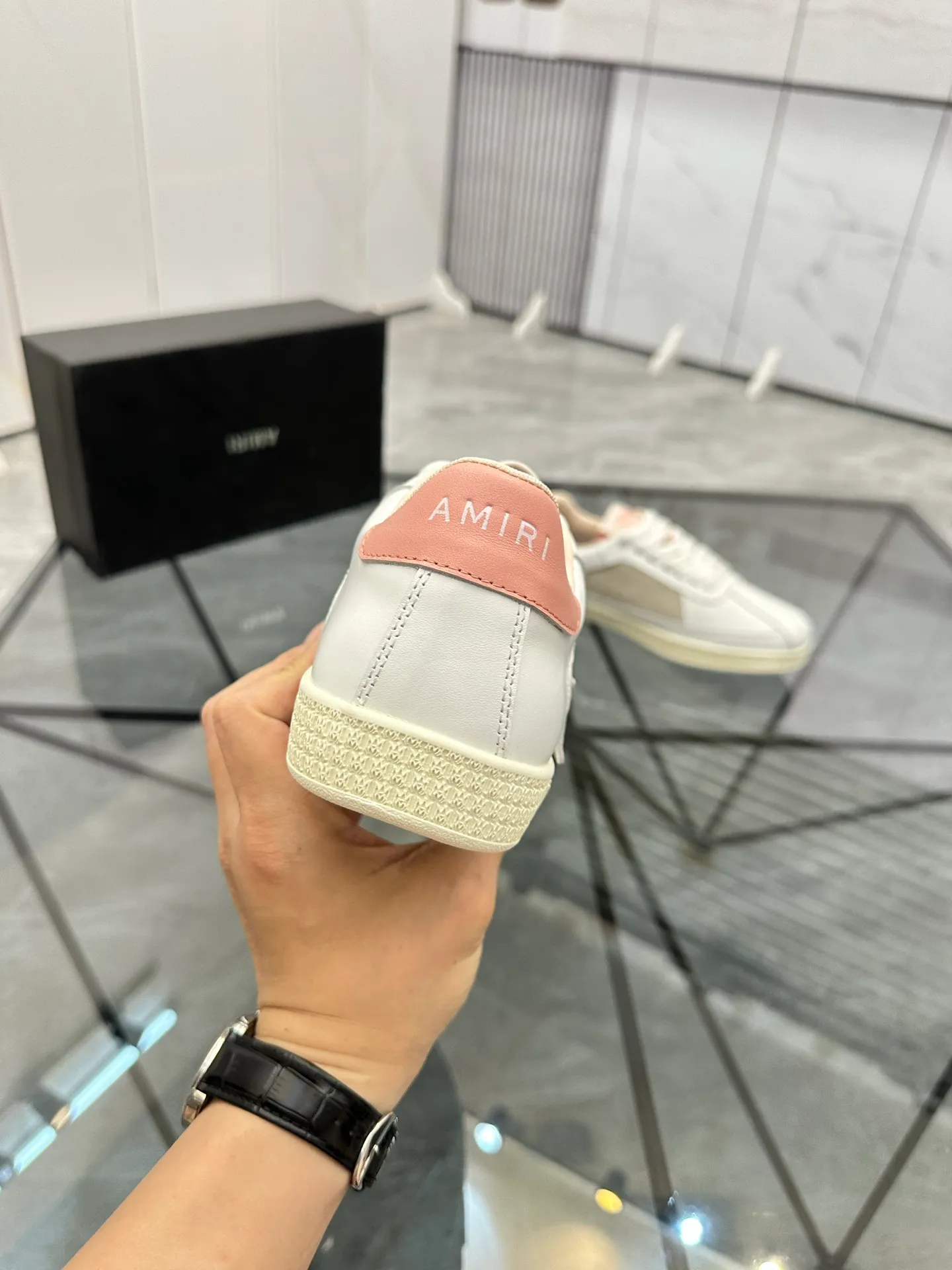 Men's shoes: 💰P420¥ Product trademark: AMIRI* "Amir*" low-top casual shoes Regular size: 38-45 (can be customized to 46) Product material: imported cowhide upper, breathable lining, original outsole. Number: 001
